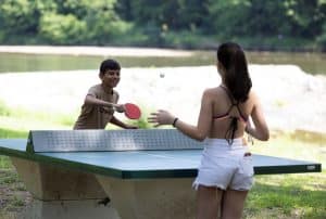 Camping Le Castel Rose : Deux Adolescents Jouent Au Ping Pong Sur Le Camping Castel Rose à Anduze